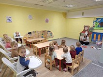 bibliotekarka czyta opowiadanie dzeciom