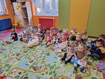 dzieci oglądają książki