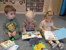 dzieci oglądają książki