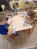 dzieci oglądają książki
