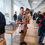 Uczestnicy Giełdy Płytowej pozują z płytą.