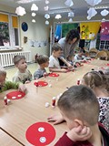 Dzieci tworzą prace plastyczne
