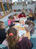 dzieci wykonują pracę plastyczną