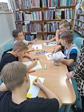 dzieci wykonują pracę plastyczną