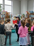 dzieci przekluwają serce z imionami