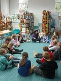 bibliotekarka czyta opowiadanie dzeciom