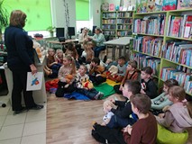 Bibliotekarka opowiada dzieciom o powstaniu pluszowego misia. Gupa Kotków 22. listopada
