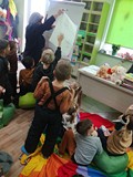 Dziecko zgłasza się do rysowania misia. Grupa Kotków 22. listopada