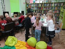 Grupa Misiów rysuje swoje zabawki