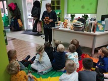 Bibliotekarka opowiada dzieciom o pluszowym misiu. Grupa Tygrysków 28. listopada