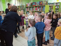 Grupa Tygrysków podczas misiowej piosenki