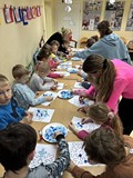 Dzieci podczas zajęć wykonują pracę plastyczną