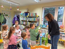 Bibliotekarka odpowiada na pytania dzieci