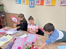 Dzieci podczas zajęć wykonują pracę plastyczną