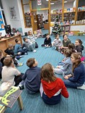 bibliotekarka czyta opowiadanie dzeciom