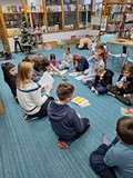 dzieci wystawają list gończy za Mikolajem
