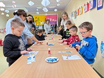Dzieci podczas zajęć wykonują pracę plastyczną