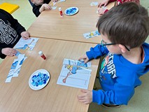 Dzieci przy układaniu puzzli