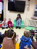Bibliotekarka odpowiada na pytania dzieci