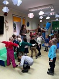 Dzieci w trakcie zabawy