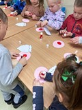 Dzieci wykonują pracę plastyczną