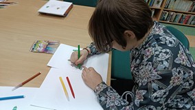 Uczestnicy podczas wykonywania prac plastycznych
