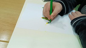 Uczestnicy podczas wykonywania prac plastycznych
