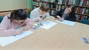 Uczestnicy podczas wykonywania prac plastycznych