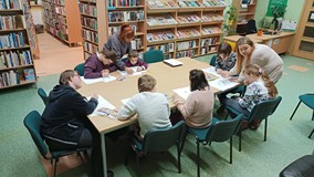 Uczestnicy podczas wykonywania prac plastycznych
