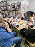 Panie rozmawiają o książce
