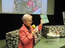 Iwona Sławińska podczas promocji Rocznika Koszalińskiego.