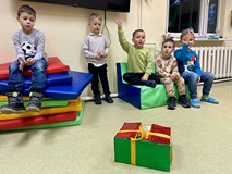 Dzieci czekaja na prezenty