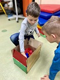 Dzieci rozpakowują prezent