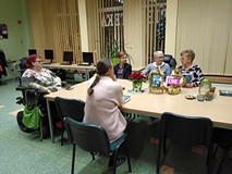 zebrani dyskutują o książce