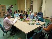 zebrani dyskutują o książce