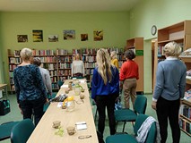 zebrani ćwiczą z panią Magdą