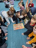 dzieci wyszukują elementy w świątecznej wyszukiwance