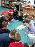 dzieci wyszukują elementy w świątecznej wyszukiwance