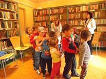 DZIECI Z PRZEDSZKOLA „PRZYJACIEL DZIECKA TPD” W BIBLIOTECE