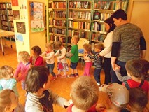 DZIECI Z PRZEDSZKOLA „PRZYJACIEL DZIECKA TPD” W BIBLIOTECE