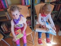 DZIECI Z PRZEDSZKOLA „PRZYJACIEL DZIECKA TPD” W BIBLIOTECE