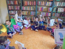 DZIECI Z PRZEDSZKOLA „PRZYJACIEL DZIECKA TPD” W BIBLIOTECE