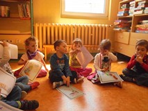 DZIECI Z PRZEDSZKOLA „PRZYJACIEL DZIECKA TPD” W BIBLIOTECE