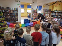 Na zdjęciu dzieci z Przedszkola nr 15 przechodzą próbę komina