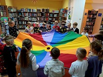 Na zdjęciu grupa Sportowców podczas zabawy z chustą animacyjną