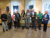 Autorzy prac fotograficznych wystawianych w Koszalińskiej Bibliotece Publicznej - fot. Paula Prach