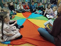 Bibliotekarka z dziećmi