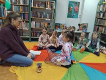 Bibliotekarka z dziećmi