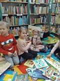 Dzieci oglądają książki