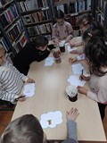 Przedszkolaki wykonują zadanie